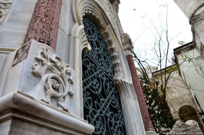 Keçecizade Fuat Paşa Türbesi : Endülüs'ten Bir Demet Kececizade Fuat Pasa Camii Turbe Detayi 700x464 - Keçecizade Fuat Paşa Türbesi : Endülüs'ten Bir Demet