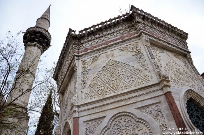 Keçecizade Fuat Paşa Türbesi, İstanbul'da ve dahi Türkiye'de sayısı az Endülüs tarzı mimari yapılardan bir tanesidir. 