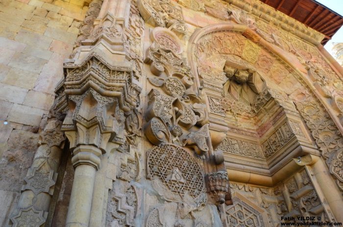 Ulu Camii Cennet Kapi 700x464 - Divriği Ulu Camii : Anadolu'nun El-Hamrası