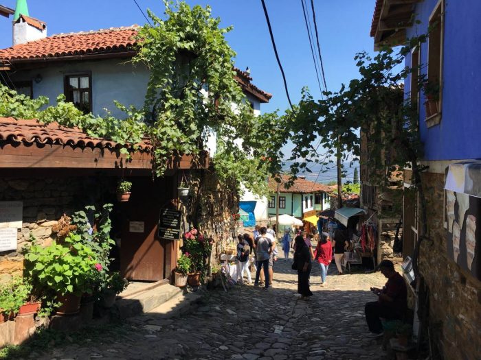 Cumalıkızık, Türkiye'nin en ünlü tarihi köylerinden bir tanesidir.  Geçmiş, 700 yıl öncesine kadar uzanan, Uludağ'a sırtını dayamış, meyve bahçelerinin arasında tamamı Osmanlı sivil mimarisi özelliğini korumayı başarmış evlerden meydana gelmektedir. 