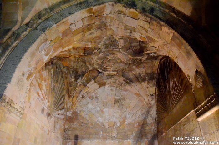 divrigi ulu camii darussifa gunes saat 700x464 - Divriği Ulu Camii : Anadolu'nun El-Hamrası