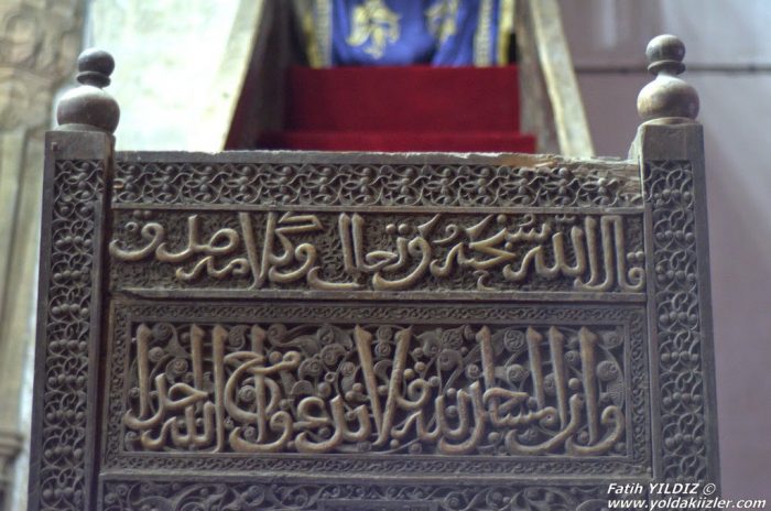 divrigi ulu camii minber 700x464 - Divriği Ulu Camii : Anadolu'nun El-Hamrası