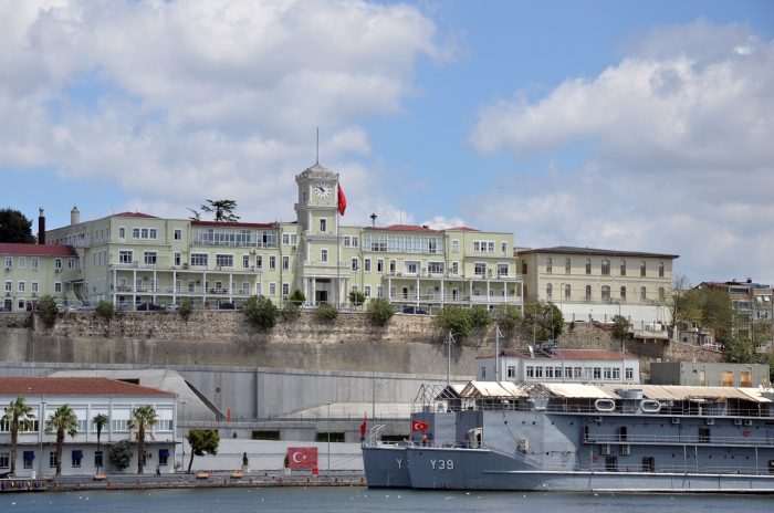 istanbul deniz hastanesi saat kulesi 1 700x464 - Saat Kulesi : Zamanın Tanıkları