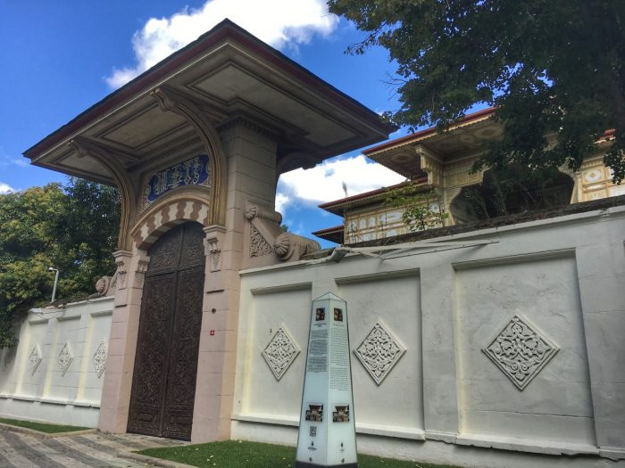 Abdülmecid Efendi Köşkü abdulmecid efendi kosku kapisi 700x525 - Abdülmecid Efendi Köşkü