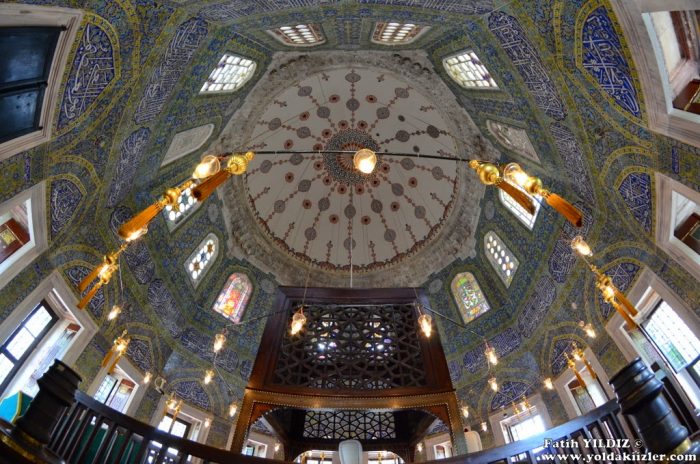sehzade mehmet turbesi 700x464 - Şehzade Mehmet Türbesi : Evlat Acısının Çinilere Yansıması