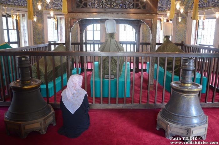 sehzade mehmet turbesi dua 700x465 - Şehzade Mehmet T&uuml;rbesi : Evlat Acısının &Ccedil;inilere Yansıması