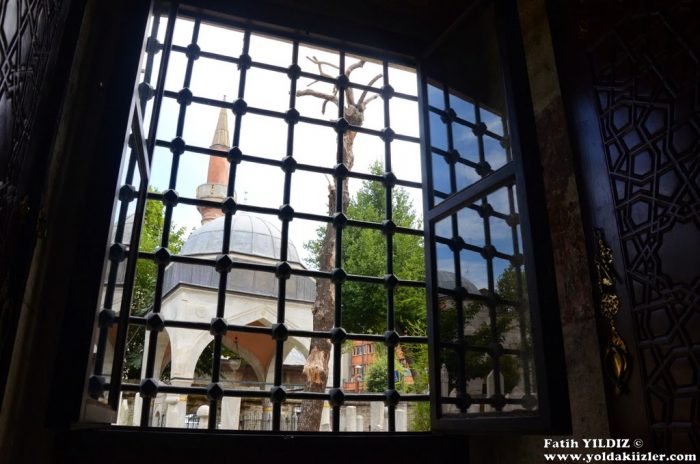 sehzade mehmet turbesi pencere 700x464 - Şehzade Mehmet Türbesi : Evlat Acısının Çinilere Yansıması