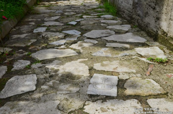 sehzade mehmet turbesi yol 700x464 - Şehzade Mehmet T&uuml;rbesi : Evlat Acısının &Ccedil;inilere Yansıması