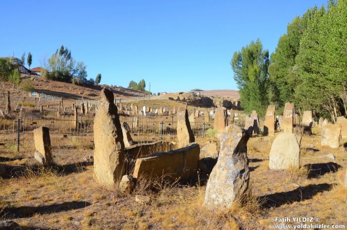 kartalca koyu mezarlık 700x464 - Elbeyli Kartalca Köyü : Atalarımın İzinde