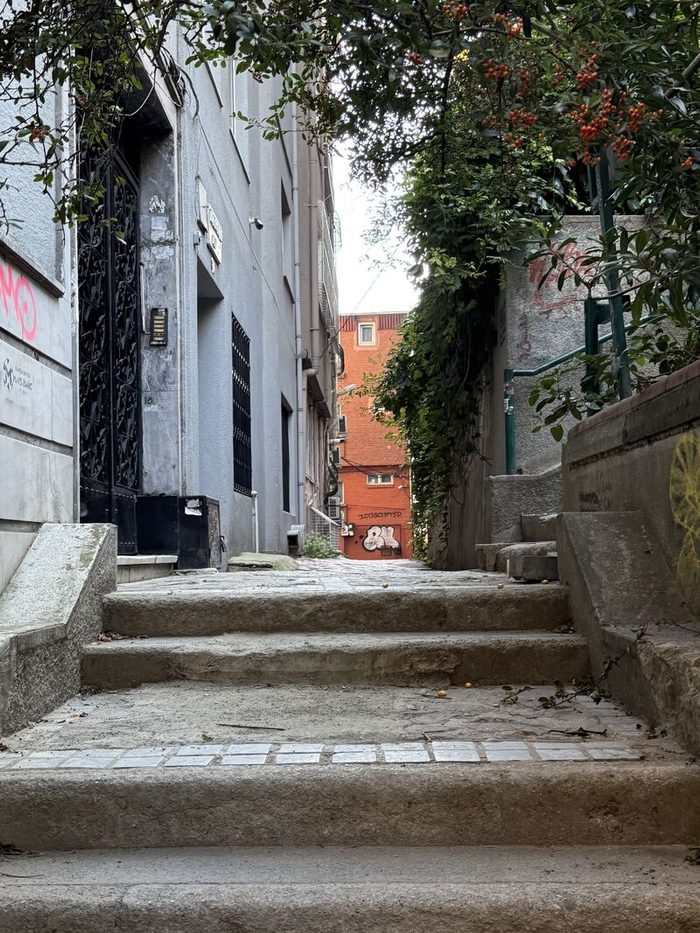 İstanbul'un Merdivenleri 1791879340311 700x933 - İstanbul'un Merdivenleri